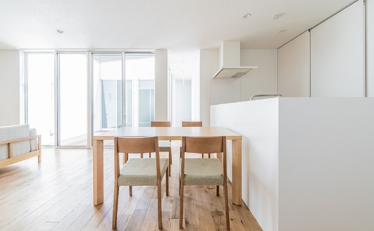 アーキテックス（GROOVY / KANAL HOME / SIMPLE is... / dramacy） 【平屋/シンプルモダン/20坪台/コンパクトな家】中庭のあるロの字型間取りの平屋。明るく開放的な空間に！の建築実例画像7