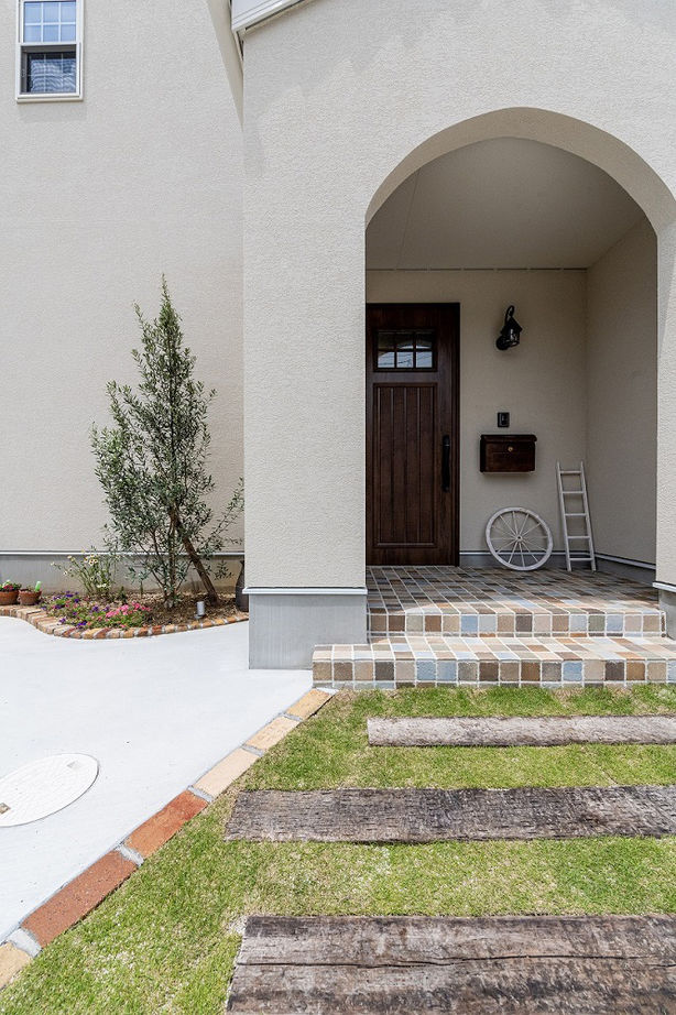 アーキテックス（GROOVY / KANAL HOME / SIMPLE is... / dramacy） 【2階建て/30坪台/4LDK/ウッドデッキ/庭/間取り図】切妻屋根と塗り壁がかわいい南欧カフェ風のお家の建築実例画像2