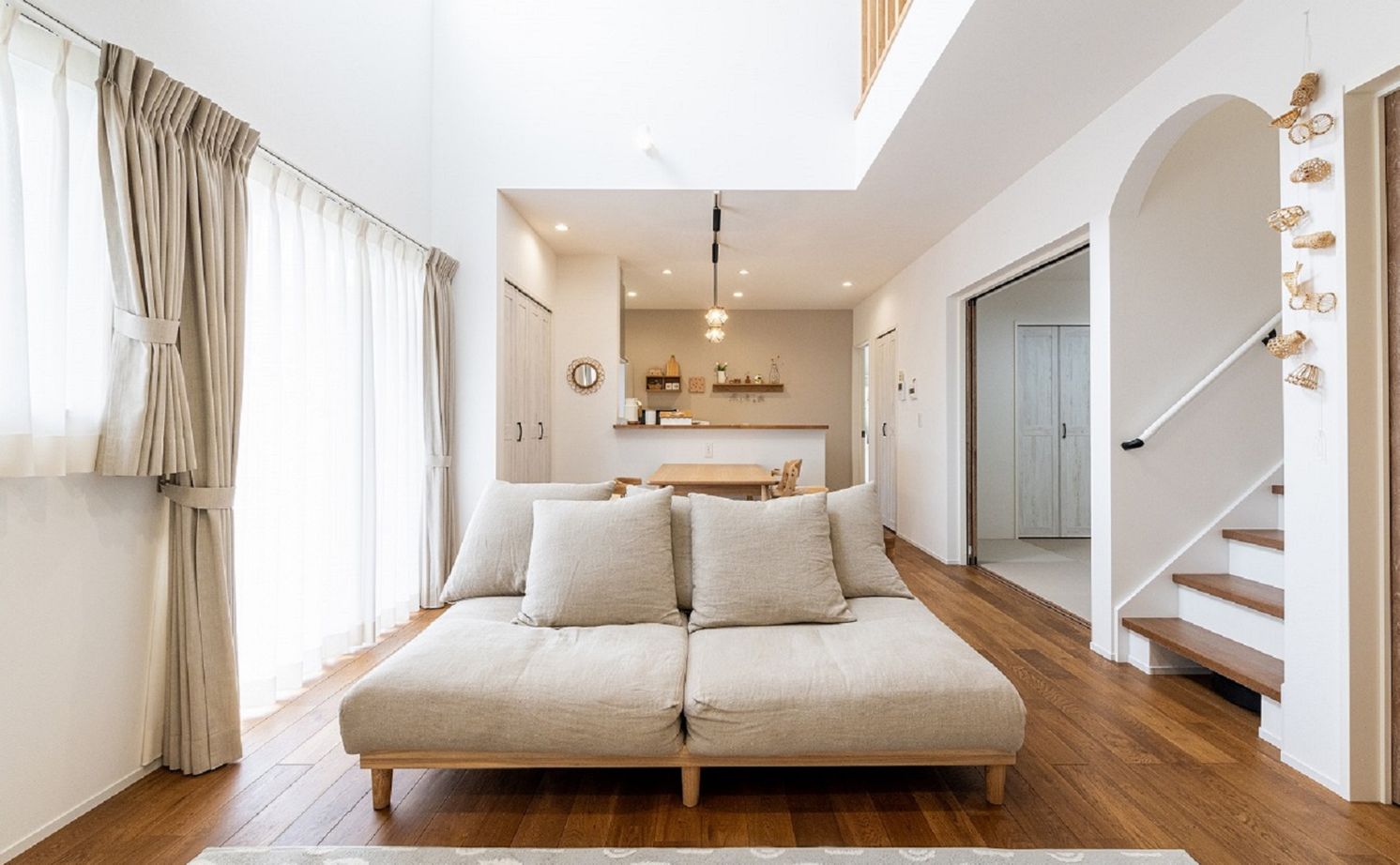 アーキテックス（GROOVY / KANAL HOME / SIMPLE is... / dramacy） 【2階建て/30坪台/4LDK/ウッドデッキ/庭/間取り図】切妻屋根と塗り壁がかわいい南欧カフェ風のお家の建築実例画像3