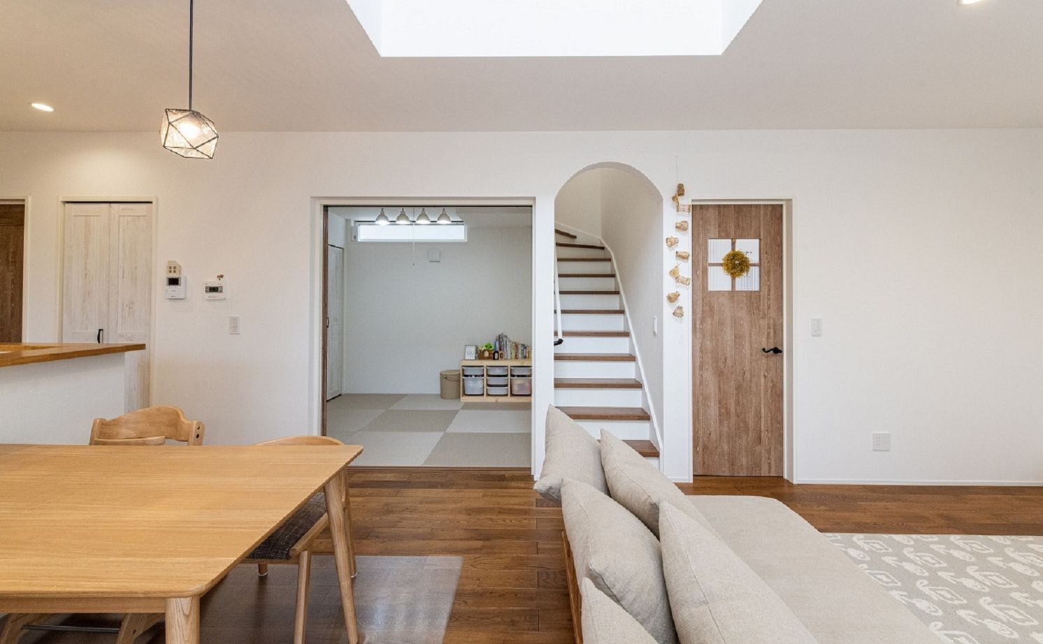 アーキテックス（GROOVY / KANAL HOME / SIMPLE is... / dramacy） 【2階建て/30坪台/4LDK/ウッドデッキ/庭/間取り図】切妻屋根と塗り壁がかわいい南欧カフェ風のお家の建築実例画像5