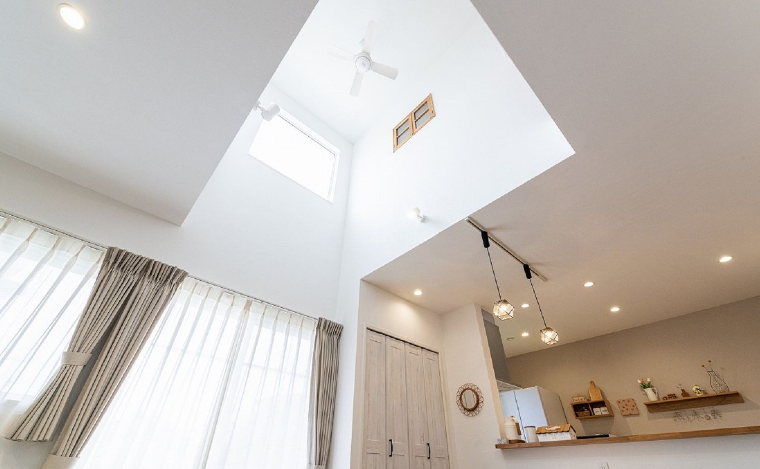 アーキテックス（GROOVY / KANAL HOME / SIMPLE is... / dramacy） 【2階建て/30坪台/4LDK/ウッドデッキ/庭/間取り図】切妻屋根と塗り壁がかわいい南欧カフェ風のお家の建築実例画像8