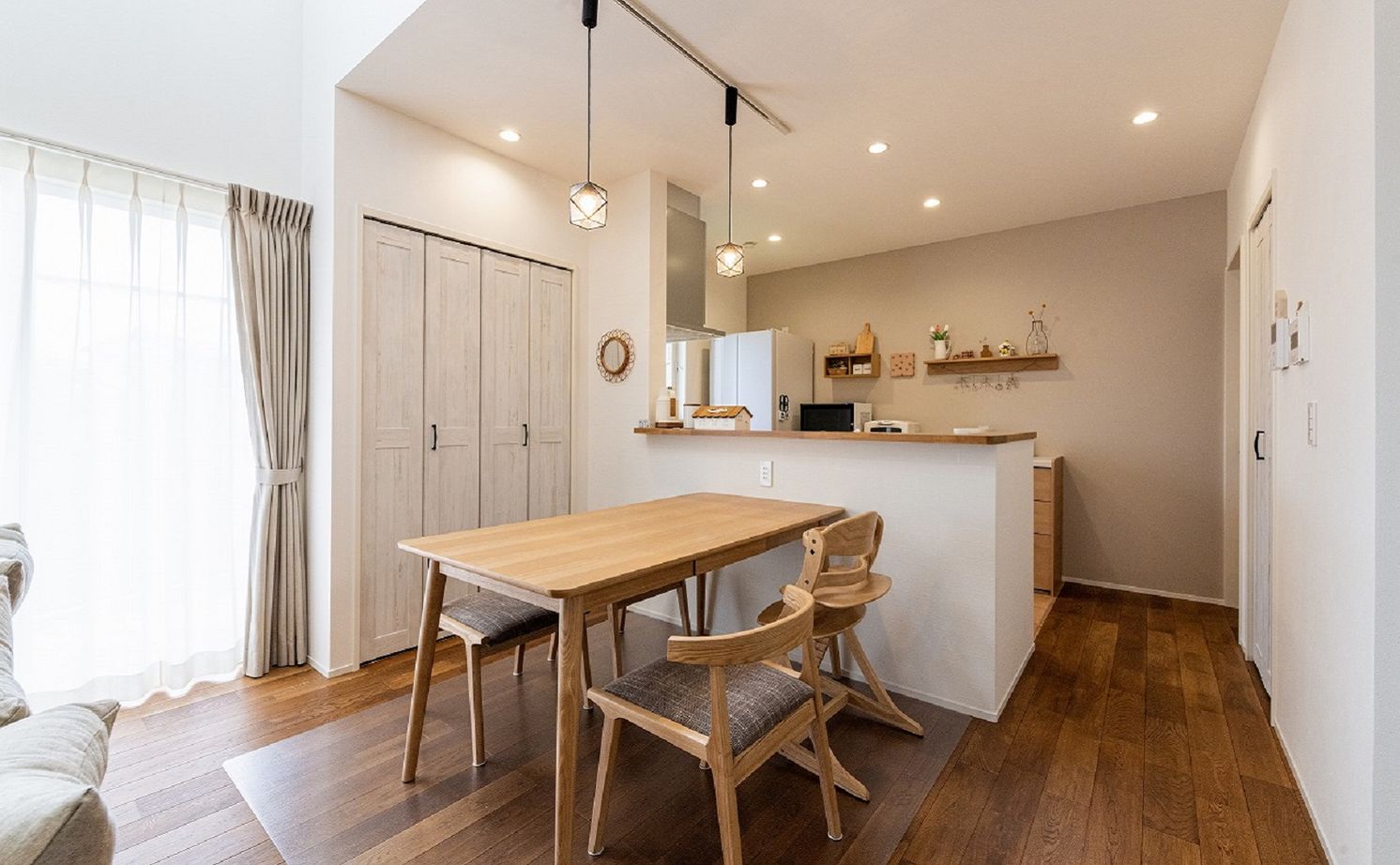 アーキテックス（GROOVY / KANAL HOME / SIMPLE is... / dramacy） 【2階建て/30坪台/4LDK/ウッドデッキ/庭/間取り図】切妻屋根と塗り壁がかわいい南欧カフェ風のお家の建築実例画像9