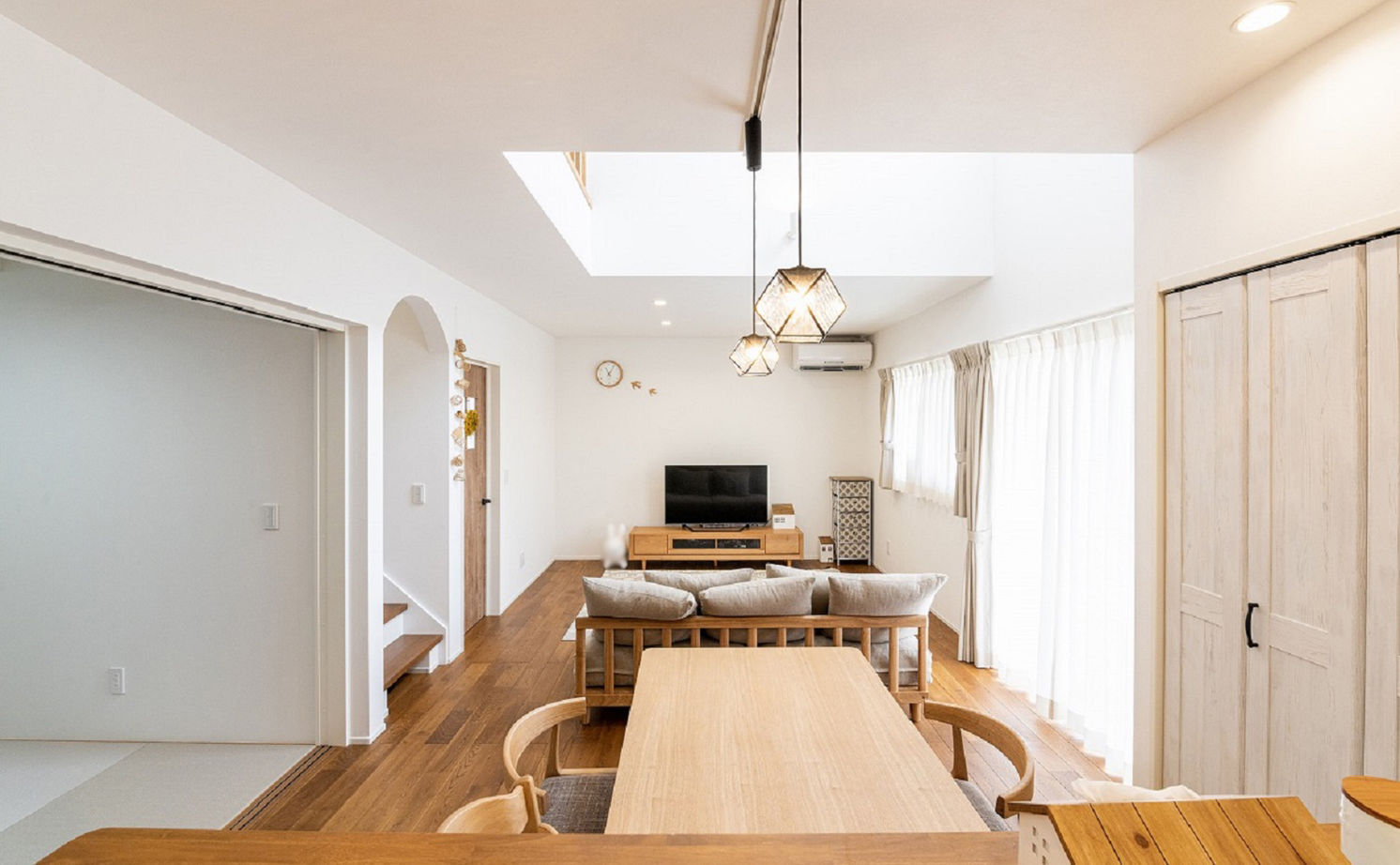 アーキテックス（GROOVY / KANAL HOME / SIMPLE is... / dramacy） 【2階建て/30坪台/4LDK/ウッドデッキ/庭/間取り図】切妻屋根と塗り壁がかわいい南欧カフェ風のお家の建築実例画像11