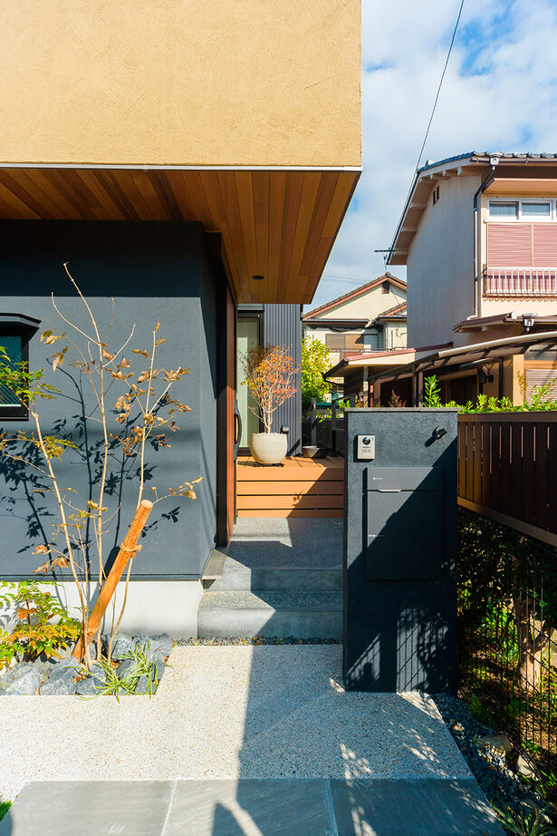 アーキテックス（GROOVY / KANAL HOME / SIMPLE is... / dramacy） 【2階建て/狭小間口5.3ｍ/30坪台/和モダン/中庭/坪庭/理想の間取り】南北に長い土地でも明るく開放的な家の建築実例画像2