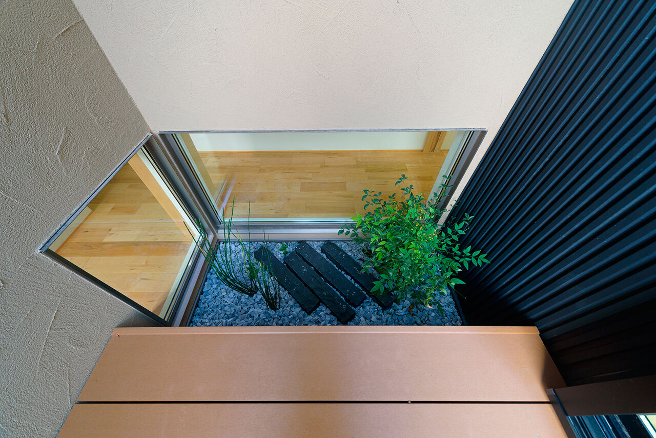 アーキテックス（GROOVY / KANAL HOME / SIMPLE is... / dramacy） 【2階建て/狭小間口5.3ｍ/30坪台/和モダン/中庭/坪庭/理想の間取り】南北に長い土地でも明るく開放的な家の建築実例画像5