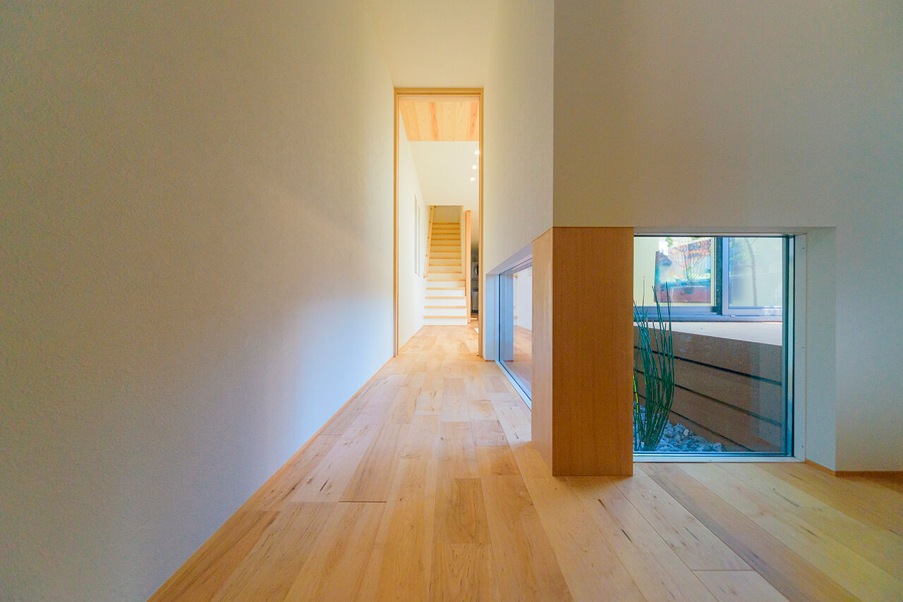 アーキテックス（GROOVY / KANAL HOME / SIMPLE is... / dramacy） 【2階建て/狭小間口5.3ｍ/30坪台/和モダン/中庭/坪庭/理想の間取り】南北に長い土地でも明るく開放的な家の建築実例画像6