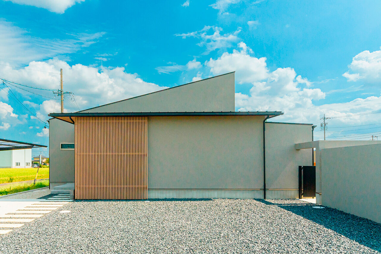 アーキテックス（GROOVY / KANAL HOME / SIMPLE is... / dramacy） 【2階建て/40坪台/5LDK/間取り図/駐車スペース有】片流れ屋根の平屋風の外観。子育て重視の和モダンな家の建築実例画像1