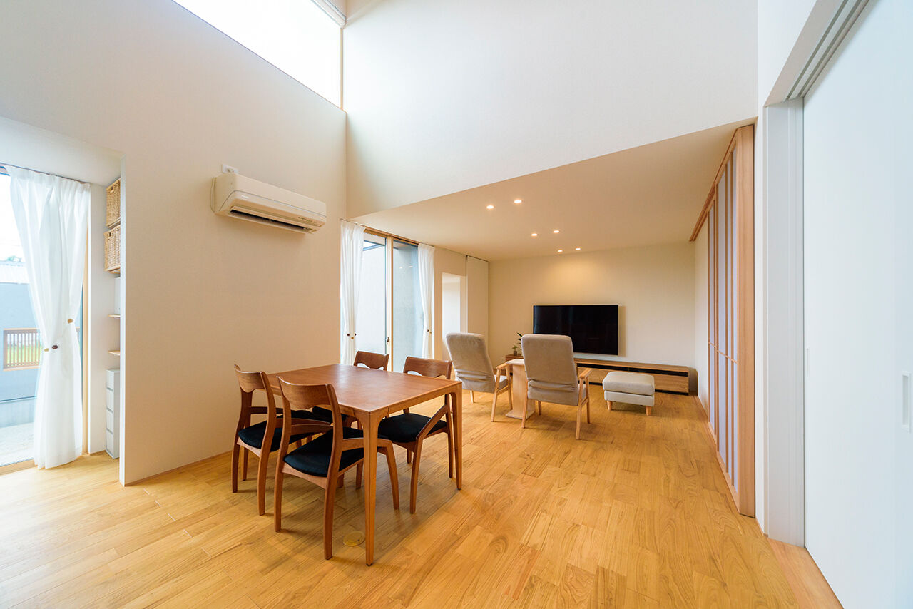 アーキテックス（GROOVY / KANAL HOME / SIMPLE is... / dramacy） 【2階建て/40坪台/5LDK/間取り図/駐車スペース有】片流れ屋根の平屋風の外観。子育て重視の和モダンな家の建築実例画像2