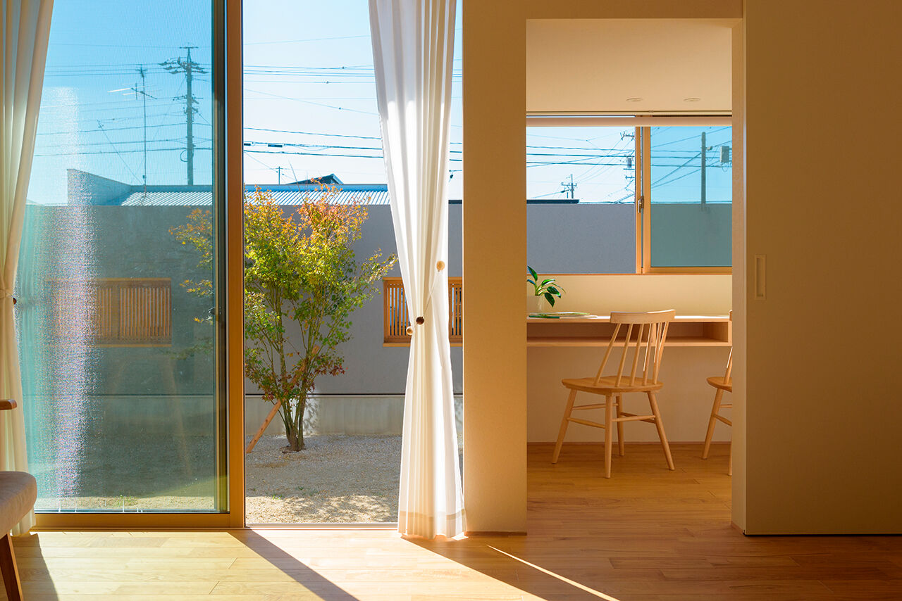 アーキテックス（GROOVY / KANAL HOME / SIMPLE is... / dramacy） 【2階建て/40坪台/5LDK/間取り図/駐車スペース有】片流れ屋根の平屋風の外観。子育て重視の和モダンな家の建築実例画像4