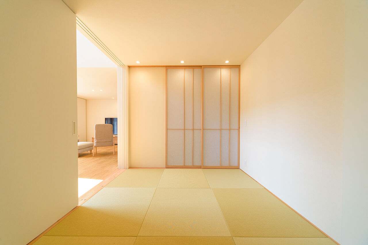 アーキテックス（GROOVY / KANAL HOME / SIMPLE is... / dramacy） 【2階建て/40坪台/5LDK/間取り図/駐車スペース有】片流れ屋根の平屋風の外観。子育て重視の和モダンな家の建築実例画像5