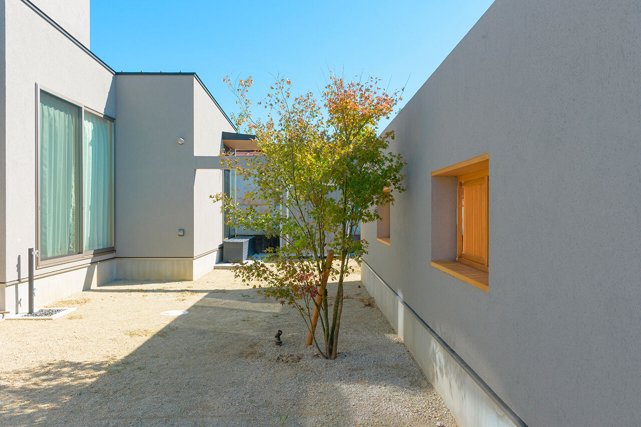 アーキテックス（GROOVY / KANAL HOME / SIMPLE is... / dramacy） 【2階建て/40坪台/5LDK/間取り図/駐車スペース有】片流れ屋根の平屋風の外観。子育て重視の和モダンな家の建築実例画像8