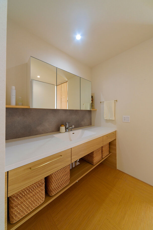 アーキテックス（GROOVY / KANAL HOME / SIMPLE is... / dramacy） 【2階建て/40坪台/5LDK/間取り図/駐車スペース有】片流れ屋根の平屋風の外観。子育て重視の和モダンな家の建築実例画像9