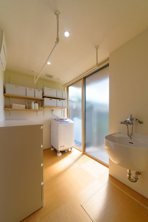 アーキテックス（GROOVY / KANAL HOME / SIMPLE is... / dramacy） 【2階建て/40坪台/5LDK/間取り図/駐車スペース有】片流れ屋根の平屋風の外観。子育て重視の和モダンな家の建築実例画像10