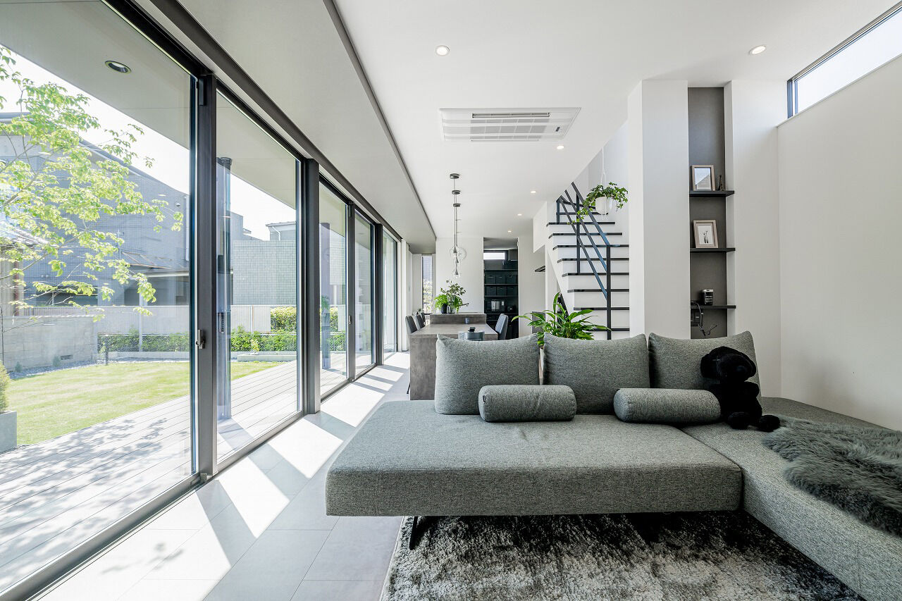 アーキテックス（GROOVY / KANAL HOME / SIMPLE is... / dramacy） 【2000万円台/ビルトインガレージ/2階建て/シンプル/30坪台/2LDK/間取り図】白とグレーのホテルライクな家の建築実例画像2