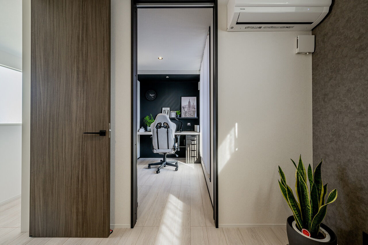 アーキテックス（GROOVY / KANAL HOME / SIMPLE is... / dramacy） 【2000万円台/ビルトインガレージ/2階建て/シンプル/30坪台/2LDK/間取り図】白とグレーのホテルライクな家の建築実例画像9