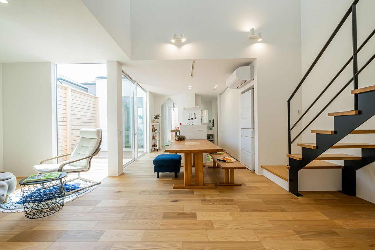 アーキテックス（GROOVY / KANAL HOME / SIMPLE is... / dramacy） 【2000万円台/20坪台/コンパクト/理想の間取り】中庭と吹抜けから家中が繋がる。家族が自然とLDKに集まる家の建築実例画像1