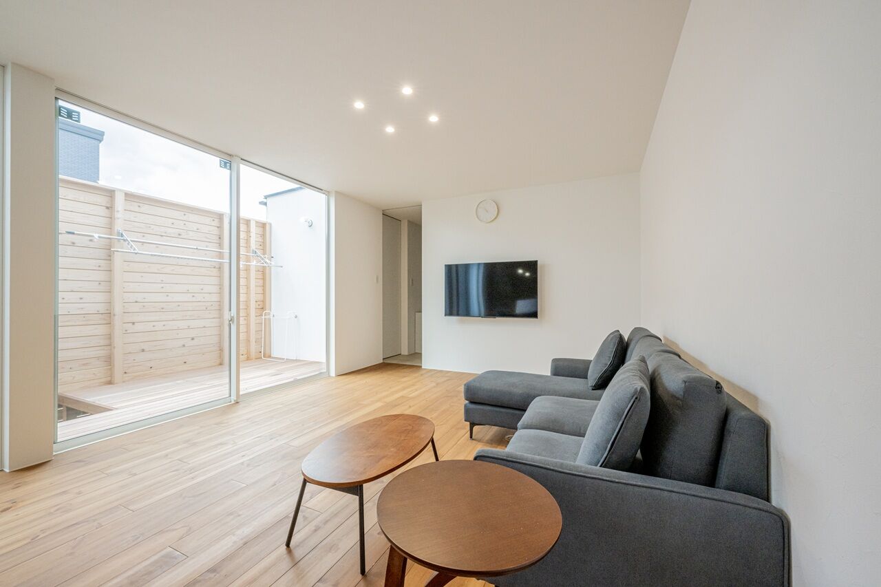 アーキテックス（GROOVY / KANAL HOME / SIMPLE is... / dramacy） 【2000万円台/30坪台/2階建て/理想の間取り】L字型にウッドデッキのある中庭。趣味を思う存分満喫できる家の建築実例画像1