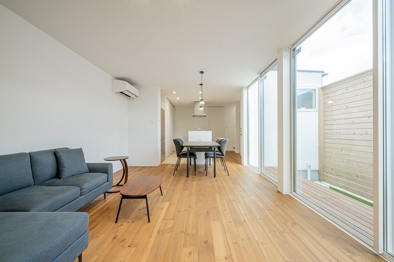 アーキテックス（GROOVY / KANAL HOME / SIMPLE is... / dramacy） 【2000万円台/30坪台/2階建て/理想の間取り】L字型にウッドデッキのある中庭。趣味を思う存分満喫できる家の建築実例画像2