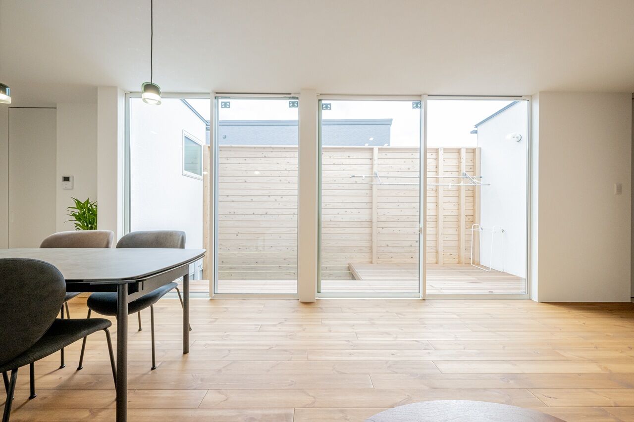 アーキテックス（GROOVY / KANAL HOME / SIMPLE is... / dramacy） 【2000万円台/30坪台/2階建て/理想の間取り】L字型にウッドデッキのある中庭。趣味を思う存分満喫できる家の建築実例画像3