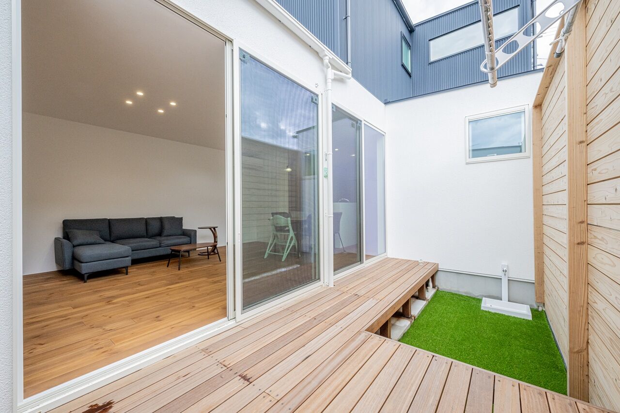 アーキテックス（GROOVY / KANAL HOME / SIMPLE is... / dramacy） 【2000万円台/30坪台/2階建て/理想の間取り】L字型にウッドデッキのある中庭。趣味を思う存分満喫できる家の建築実例画像4