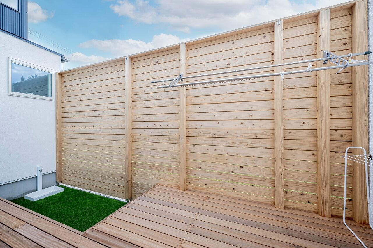 アーキテックス（GROOVY / KANAL HOME / SIMPLE is... / dramacy） 【2000万円台/30坪台/2階建て/理想の間取り】L字型にウッドデッキのある中庭。趣味を思う存分満喫できる家の建築実例画像5