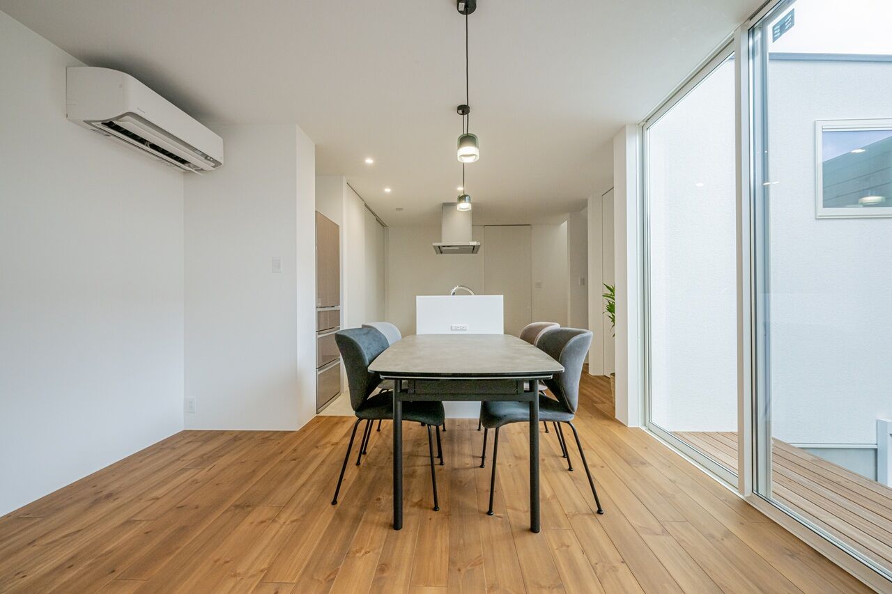 アーキテックス（GROOVY / KANAL HOME / SIMPLE is... / dramacy） 【2000万円台/30坪台/2階建て/理想の間取り】L字型にウッドデッキのある中庭。趣味を思う存分満喫できる家の建築実例画像6