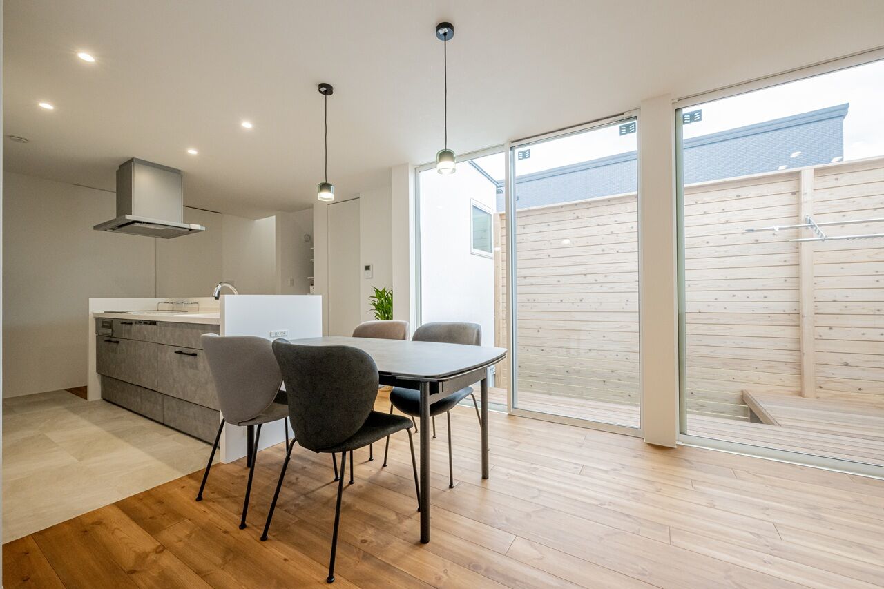 アーキテックス（GROOVY / KANAL HOME / SIMPLE is... / dramacy） 【2000万円台/30坪台/2階建て/理想の間取り】L字型にウッドデッキのある中庭。趣味を思う存分満喫できる家の建築実例画像7