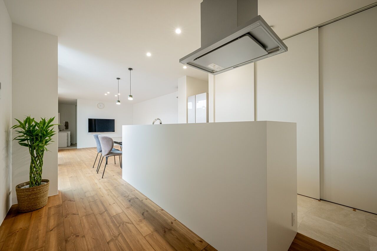 アーキテックス（GROOVY / KANAL HOME / SIMPLE is... / dramacy） 【2000万円台/30坪台/2階建て/理想の間取り】L字型にウッドデッキのある中庭。趣味を思う存分満喫できる家の建築実例画像8