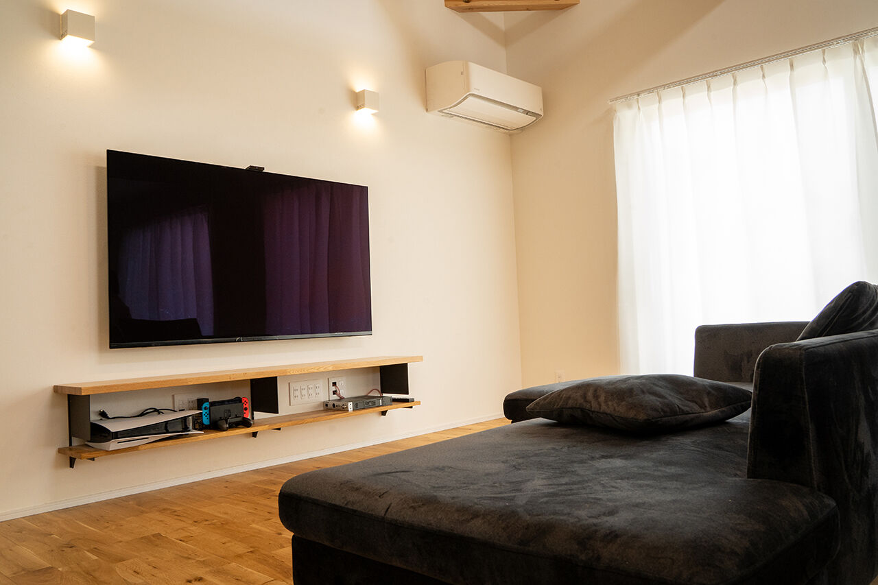 DAIKO / 大廣建設 【2500～2999万円／29.6坪／平屋】自然光で満たされる平屋。梁を見せた勾配天井、無垢床が心地よい温もりの建築実例画像4