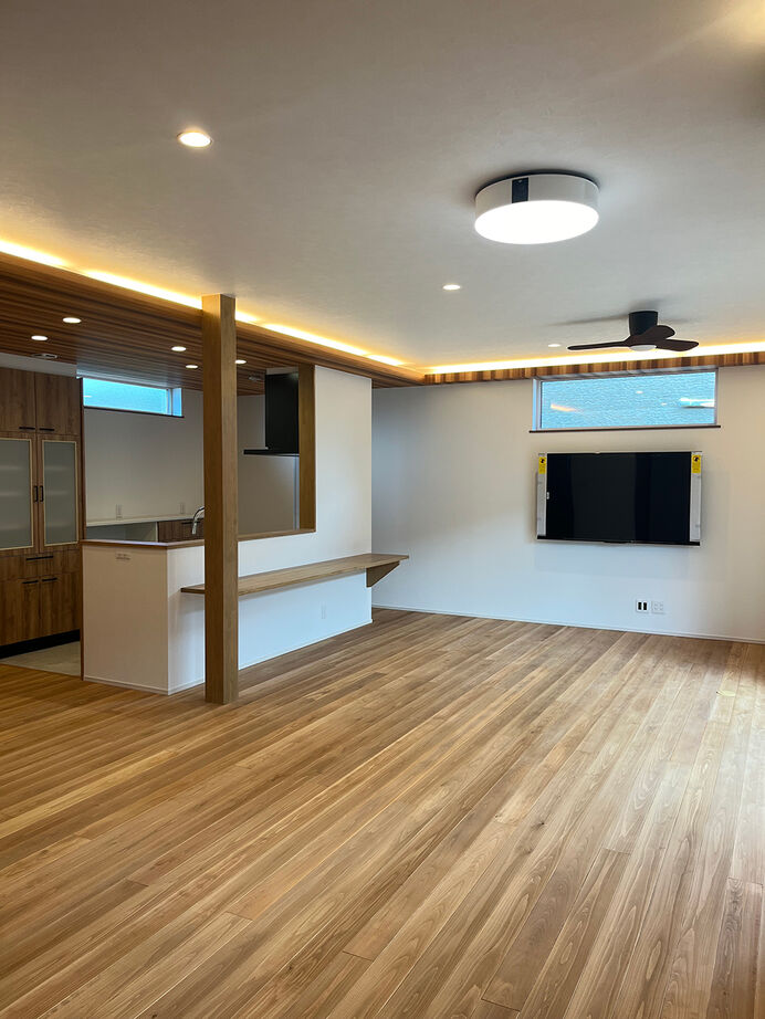 エクセルホーム福島〈会津＆中通りエリア〉 【2000万円台・39坪／ZEH】24帖のLDKで家族それぞれ楽しい自分時間。お洒落な間接照明、家事ラク動線も工夫の建築実例画像2