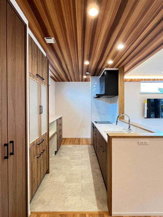 エクセルホーム福島〈会津＆中通りエリア〉 【2000万円台・39坪／ZEH】24帖のLDKで家族それぞれ楽しい自分時間。お洒落な間接照明、家事ラク動線も工夫の建築実例画像4