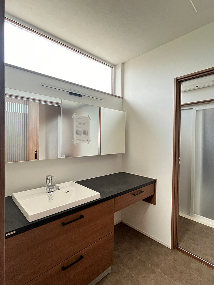 エクセルホーム福島〈会津＆中通りエリア〉 【2000万円台・39坪／ZEH】24帖のLDKで家族それぞれ楽しい自分時間。お洒落な間接照明、家事ラク動線も工夫の建築実例画像8