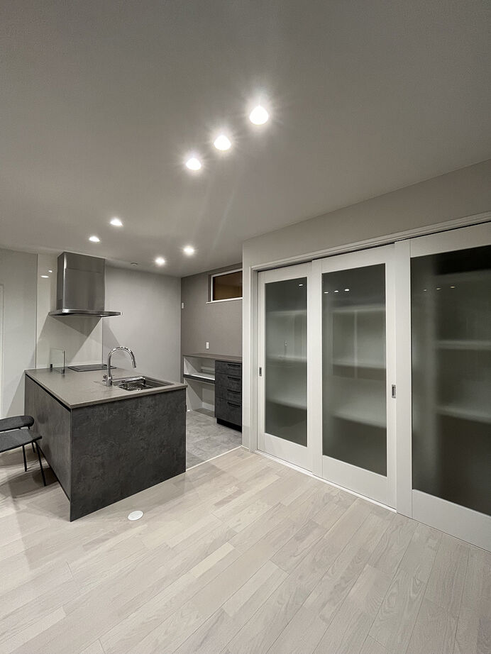 エクセルホーム福島〈会津＆中通りエリア〉 【2000万円台・約33坪／ZEH】憧れのホテルライクなLDKが実現。存在感たっぷりのキッチンが魅力の建築実例画像2