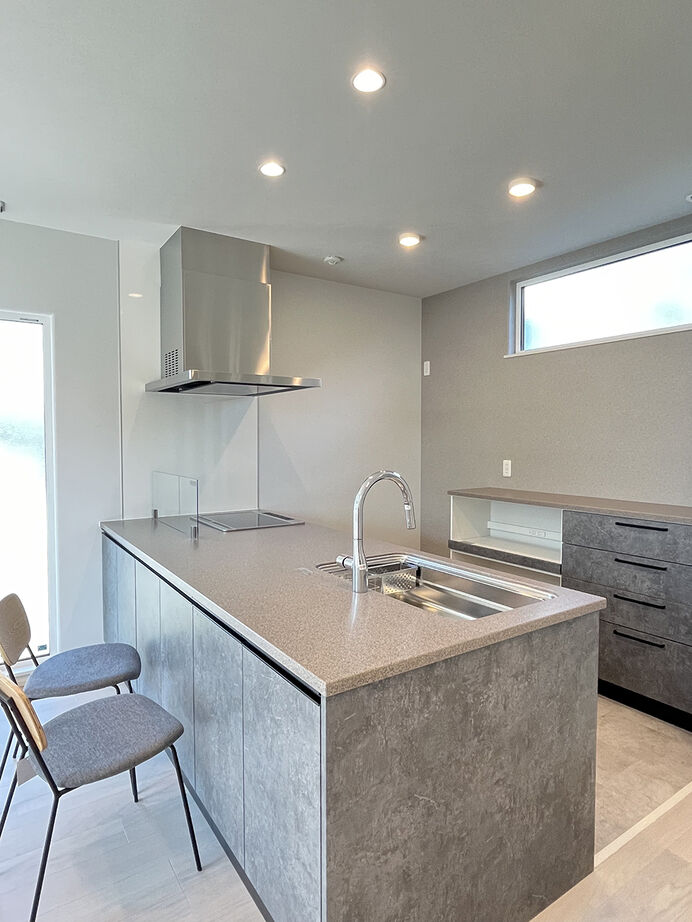 エクセルホーム福島〈会津＆中通りエリア〉 【2000万円台・約33坪／ZEH】憧れのホテルライクなLDKが実現。存在感たっぷりのキッチンが魅力の建築実例画像3