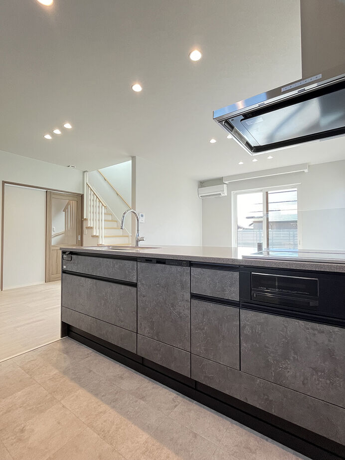 エクセルホーム福島〈会津＆中通りエリア〉 【2000万円台・約33坪／ZEH】憧れのホテルライクなLDKが実現。存在感たっぷりのキッチンが魅力の建築実例画像4