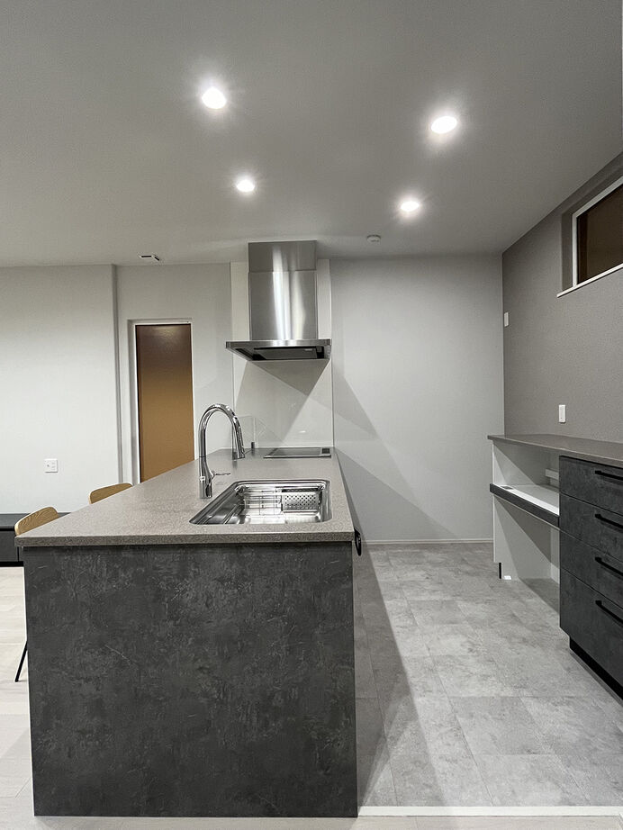 エクセルホーム福島〈会津＆中通りエリア〉 【2000万円台・約33坪／ZEH】憧れのホテルライクなLDKが実現。存在感たっぷりのキッチンが魅力の建築実例画像5