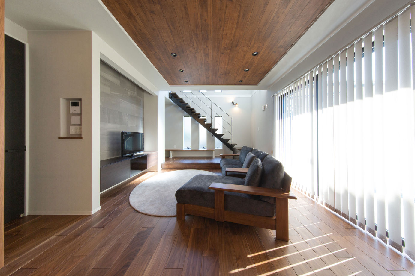 広島建設-セナリオハウス- 【間取図有／吹き抜け／収納】モノトーンの上質感を楽しみ、オープンな空間で家族が寛ぐシンプルモダンの家の建築実例画像2