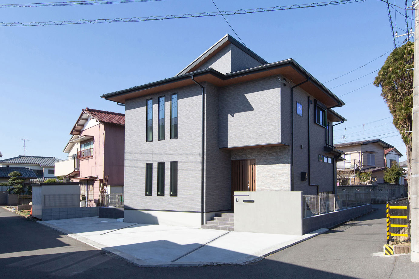 広島建設-セナリオハウス- 【間取図有／吹き抜け／収納】モノトーンの上質感を楽しみ、オープンな空間で家族が寛ぐシンプルモダンの家の建築実例画像3