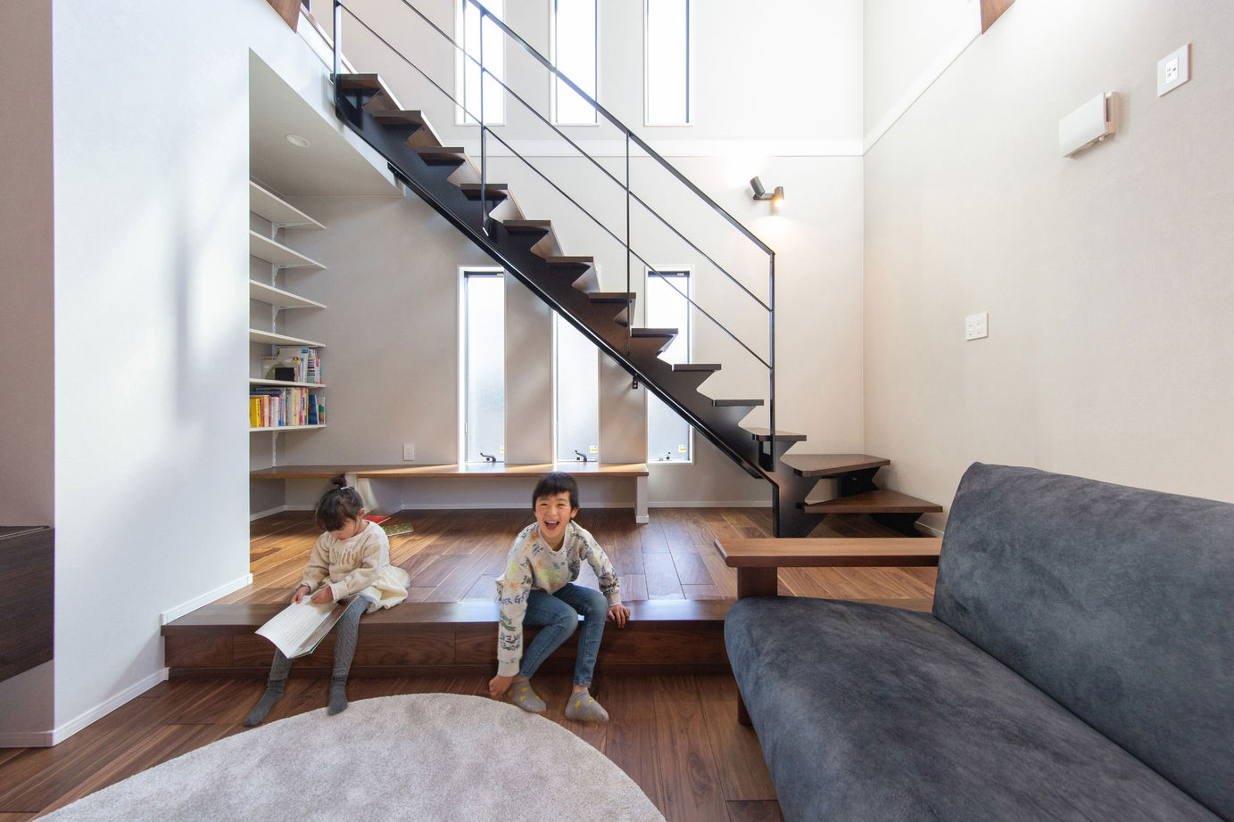 広島建設-セナリオハウス- 【間取図有／吹き抜け／収納】モノトーンの上質感を楽しみ、オープンな空間で家族が寛ぐシンプルモダンの家の建築実例画像4