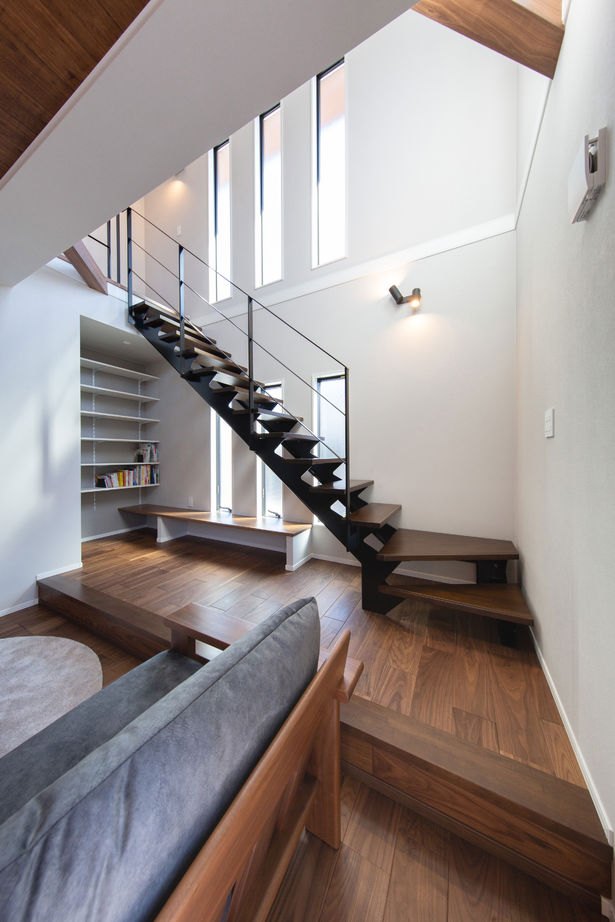 広島建設-セナリオハウス- 【間取図有／吹き抜け／収納】モノトーンの上質感を楽しみ、オープンな空間で家族が寛ぐシンプルモダンの家の建築実例画像5