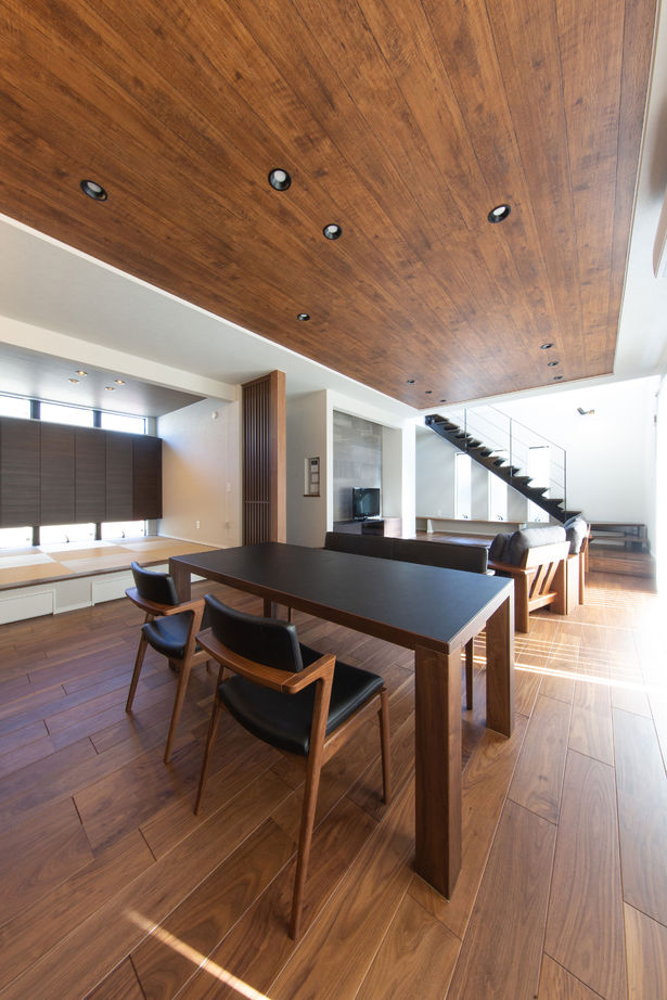 広島建設-セナリオハウス- 【間取図有／吹き抜け／収納】モノトーンの上質感を楽しみ、オープンな空間で家族が寛ぐシンプルモダンの家の建築実例画像6