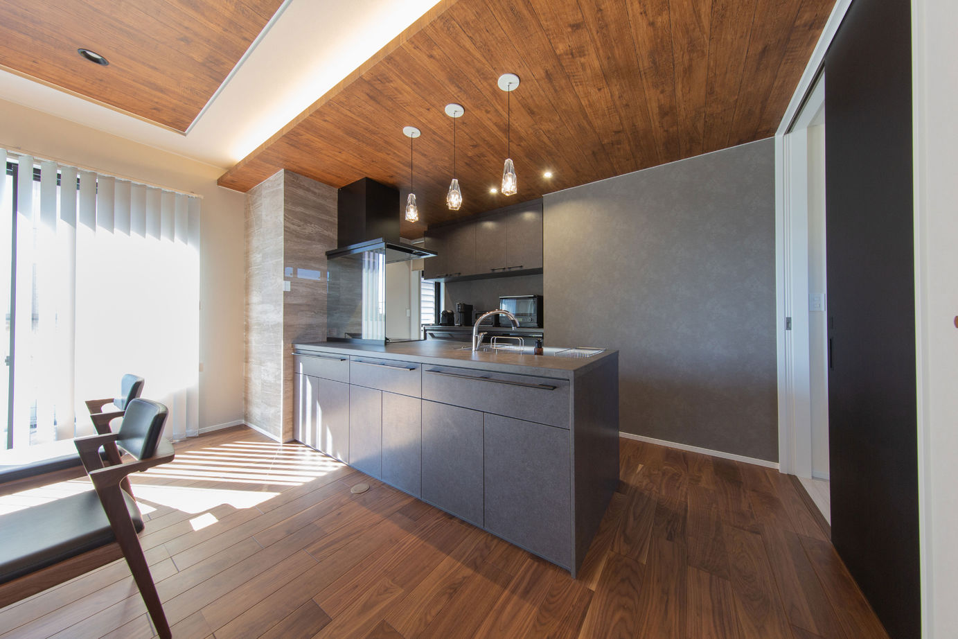 広島建設-セナリオハウス- 【間取図有／吹き抜け／収納】モノトーンの上質感を楽しみ、オープンな空間で家族が寛ぐシンプルモダンの家の建築実例画像7