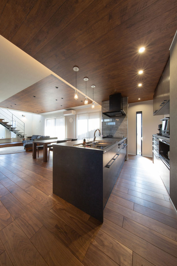 広島建設-セナリオハウス- 【間取図有／吹き抜け／収納】モノトーンの上質感を楽しみ、オープンな空間で家族が寛ぐシンプルモダンの家の建築実例画像8