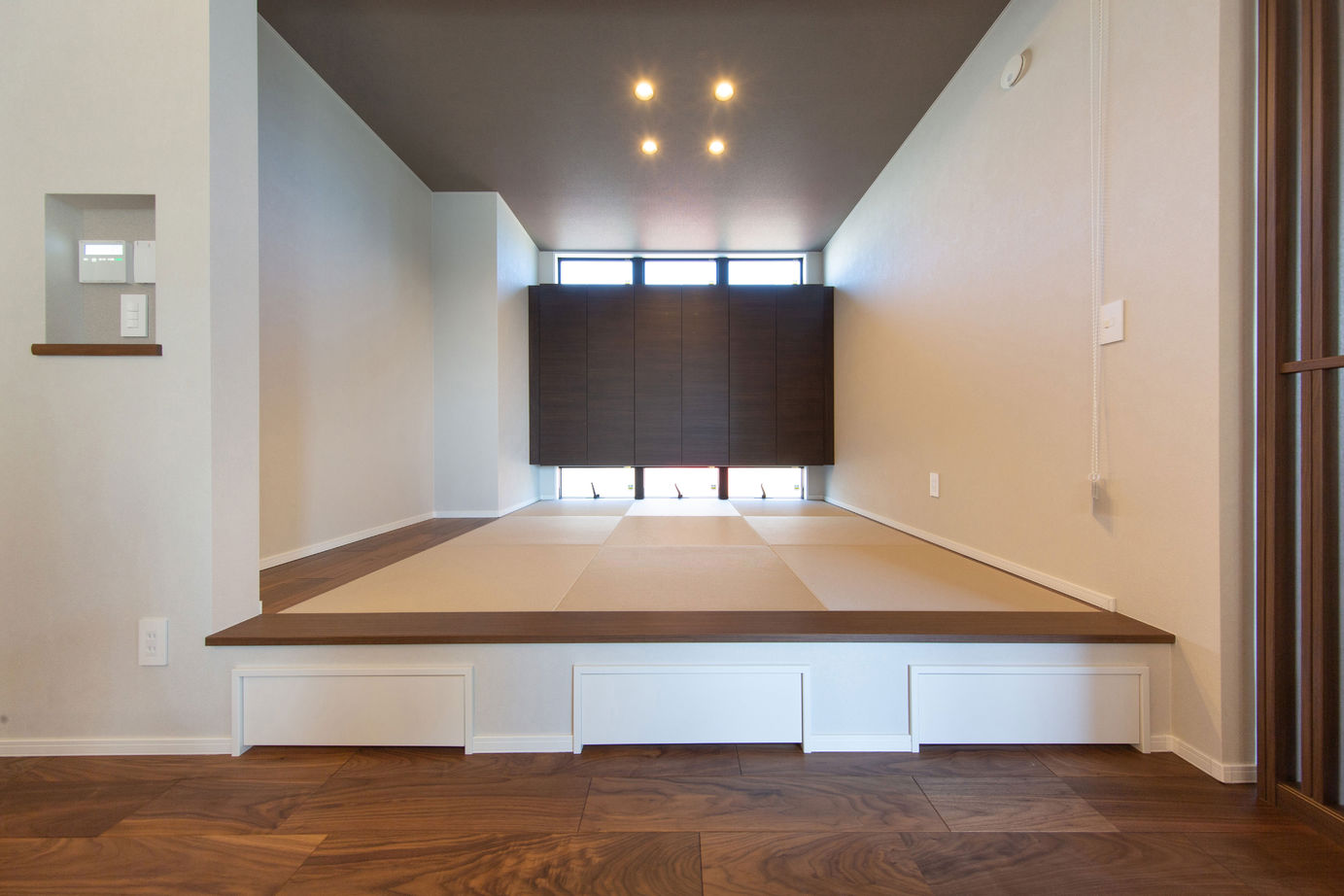 広島建設-セナリオハウス- 【間取図有／吹き抜け／収納】モノトーンの上質感を楽しみ、オープンな空間で家族が寛ぐシンプルモダンの家の建築実例画像9