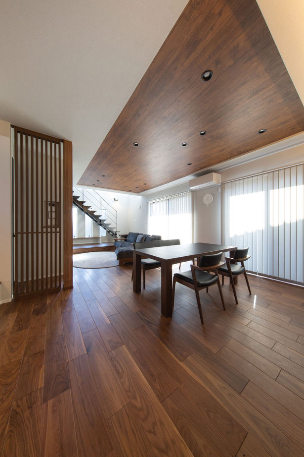 広島建設-セナリオハウス- 【間取図有／吹き抜け／収納】モノトーンの上質感を楽しみ、オープンな空間で家族が寛ぐシンプルモダンの家の建築実例画像10