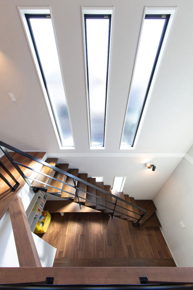 広島建設-セナリオハウス- 【間取図有／吹き抜け／収納】モノトーンの上質感を楽しみ、オープンな空間で家族が寛ぐシンプルモダンの家の建築実例画像11