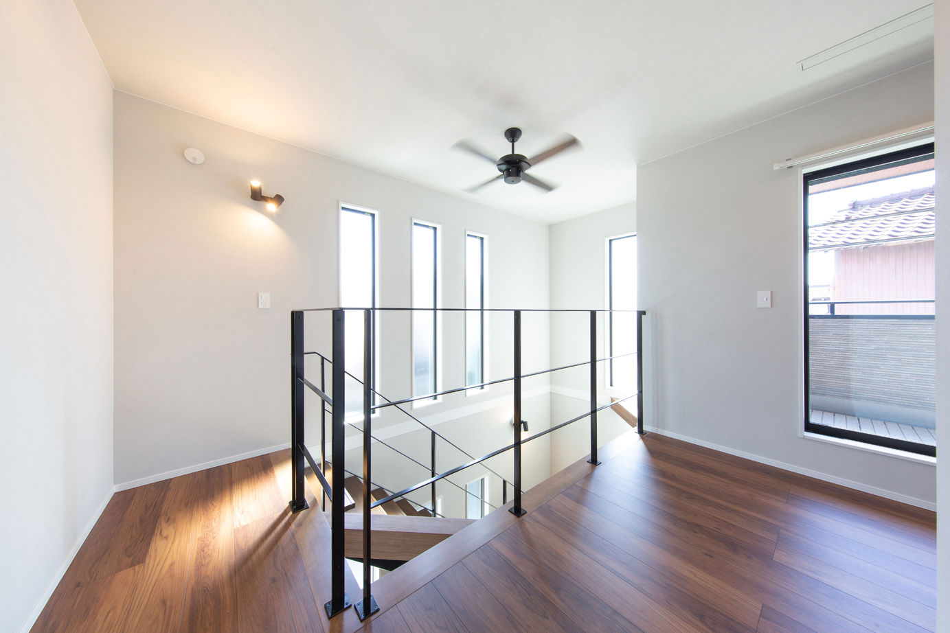 広島建設-セナリオハウス- 【間取図有／吹き抜け／収納】モノトーンの上質感を楽しみ、オープンな空間で家族が寛ぐシンプルモダンの家の建築実例画像12