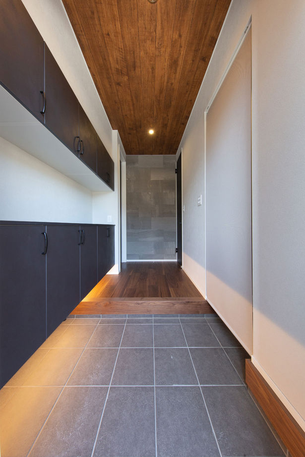 広島建設-セナリオハウス- 【間取図有／吹き抜け／収納】モノトーンの上質感を楽しみ、オープンな空間で家族が寛ぐシンプルモダンの家の建築実例画像14