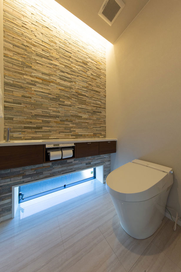 広島建設-セナリオハウス- 【間取図有／吹き抜け／収納】モノトーンの上質感を楽しみ、オープンな空間で家族が寛ぐシンプルモダンの家の建築実例画像15