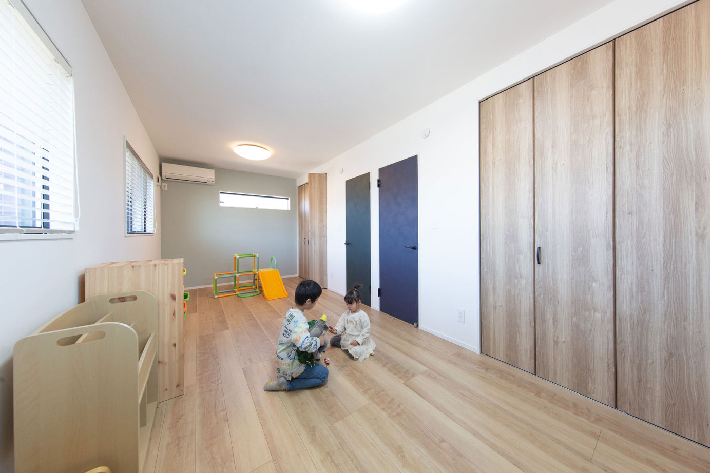 広島建設-セナリオハウス- 【間取図有／吹き抜け／収納】モノトーンの上質感を楽しみ、オープンな空間で家族が寛ぐシンプルモダンの家の建築実例画像16